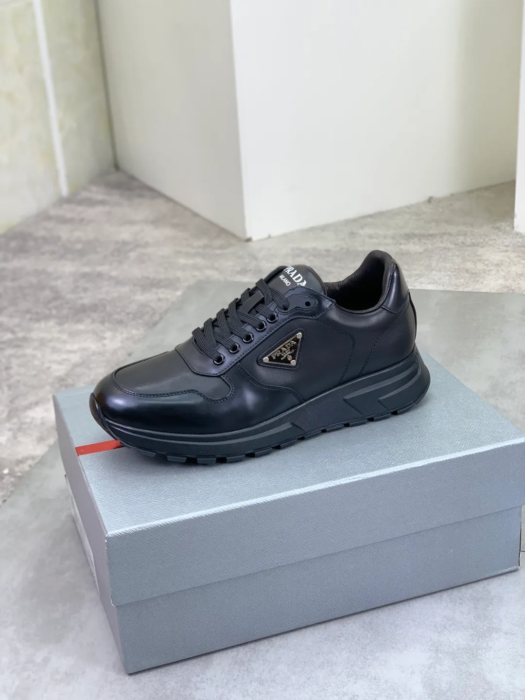 Men's shoes 💰P580💰 [New style] High version official website popular models are on the market, 🆘 The trendy brand (Prada) mainly promotes popular models, avant-garde and versatile fashionable men's shoes private version mold opening, cowhide surface splicing 1:1 replica... Fashion is simple, original imported cowhide and lining cowhide feet; the atmosphere and personality are more fashionable, eye-catching and pursuing class. It will subvert the old idea and be with you to spend time with you. A must-have for fashionistas! Must keep for yourself ! High-end comfort, high-end quality workmanship. Size: 38-45; multiple colors available.
